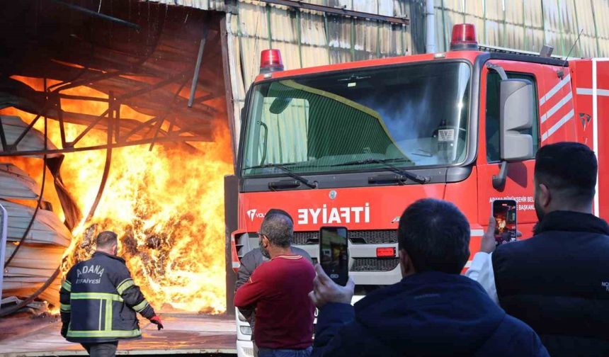 Adana’da Yangın Anında Canlı Yayın Yapan Vatandaşlar Dikkat Çekti