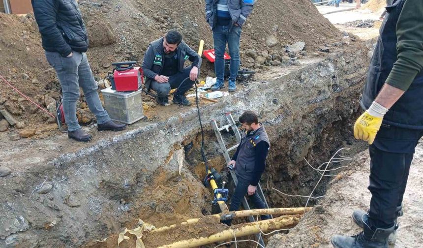 Akçakoca’da Alt Yapı Çalışması Sırasında Doğal Gaz Borusu Delindi, Sorun Hızla Giderildi