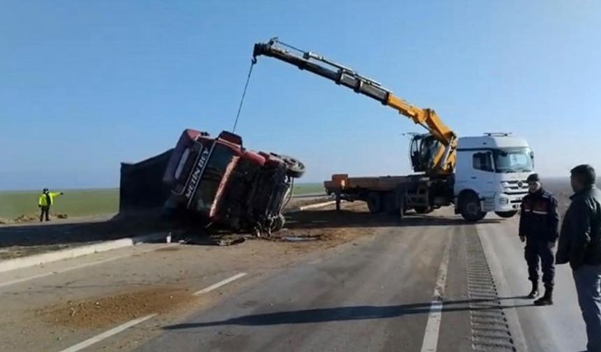 Aksaray’da Kontrolden Çıkan Tır Devrildi, Sürücü Yaralandı