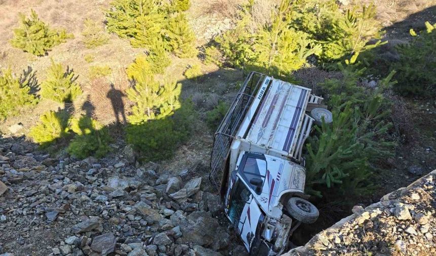 Amasya’da Kamyonet Dereye Uçtu