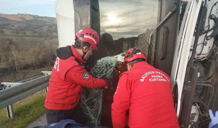 Balıkesir’de Trafik Kazası: Tır Bariyerlere Çarparak Yan Yattı