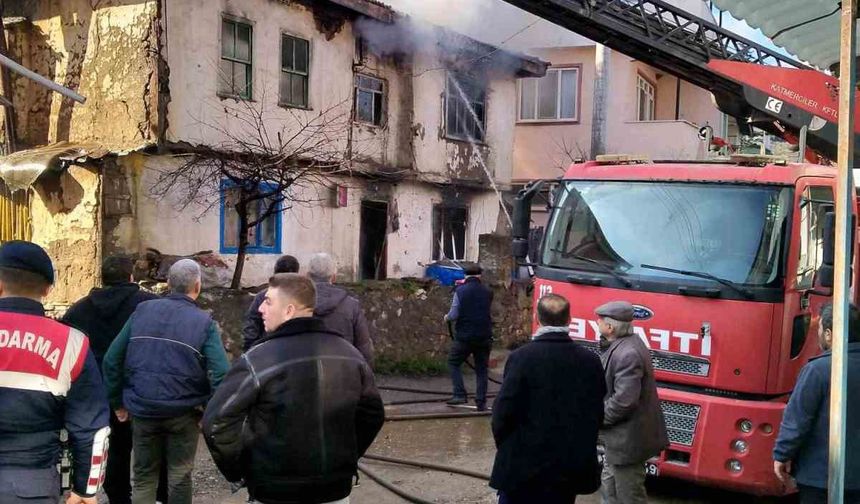 Bilecik Pazaryeri’nde Ahşap Evde Çıkan Yangın Evi Kullanılamaz Hale Getirdi