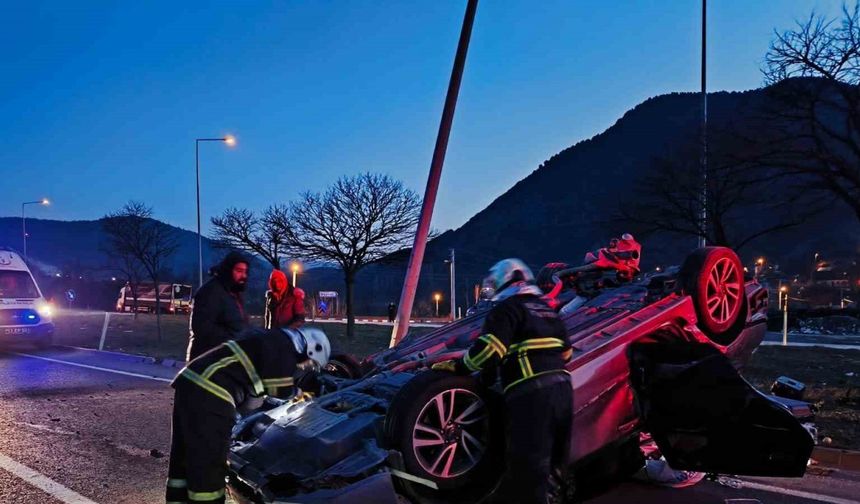 Bilecik’te Tıra Çarpan Otomobil Takla Attı: Sürücü Yaralandı