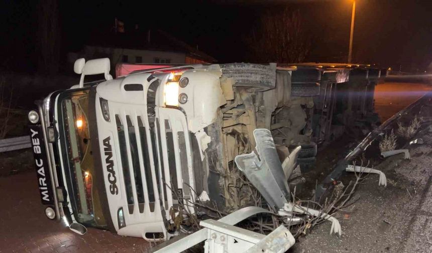 Burdur’da Seyir Halindeki Tır Devrildi: 1 Yaralı