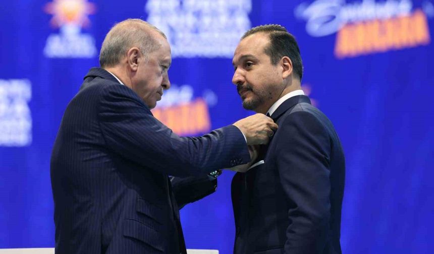 Cumhurbaşkanı Erdoğan, İYİ Parti'den İstifa Eden Kürşad Zorlu'ya AK Parti Rozetini Taktı