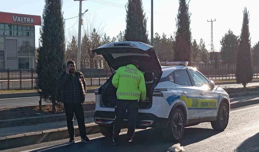 Diyarbakır’da Direksiyon Hakimiyetini Kaybeden Sürücü ve Eşi Kazadan Burunları Kanamadan Kurtuldu