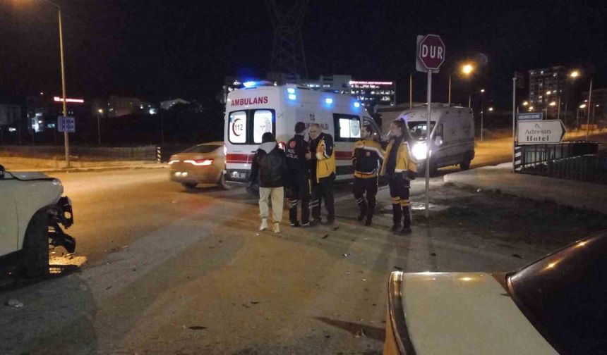 Edirne’de İki Otomobilin Çarpıştığı Trafik Kazasında 2 Kişi Yaralandı