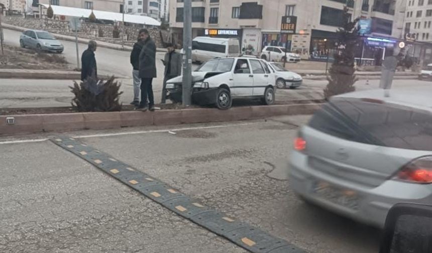 Elazığ’da Direksiyon Hakimiyetini Kaybeden Otomobil Refüje Çarptı: 1 Yaralı