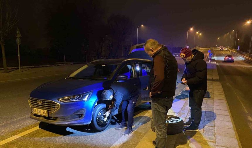 Eskişehir’de Trafik Kazası: Otomobil Orta Refüje Çarptı, Tekerlek Patladı