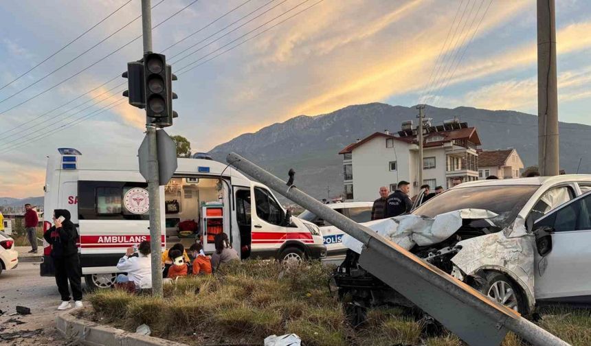 Fethiye’de Çarpışan İki Araçta 6 Yaralı, 2’si Çocuk