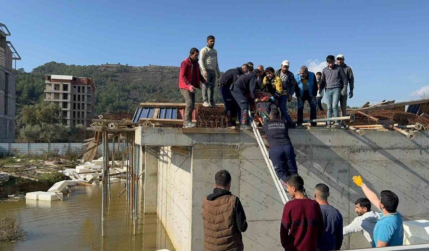 Gazipaşa'da İnşaatta Kalıp Çökmesi: 3 İşçi Yaralandı