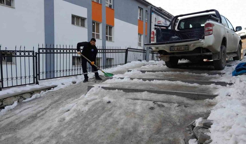 Hakkari’de Sibirya Soğukları Hayatı Durdurdu