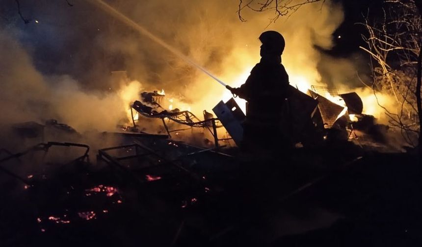 Hatay Kırıkhan'da Çadır Yangını Ormana Sıçradı, İtfaiye Ekipleri Zamanında Müdahale Etti