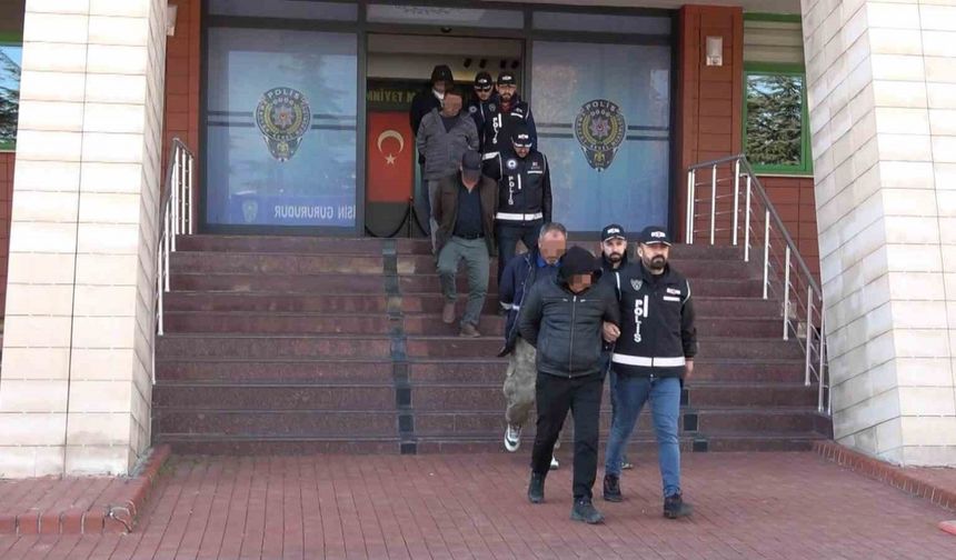 Isparta'da Define Ararken Suçüstü Yakalanan 5 Şüpheli Tahliye Edildi