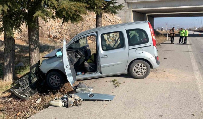 Karaman’da Kontrolden Çıkan Hafif Ticari Araç Ağaca Çarptı: 2 Yaralı