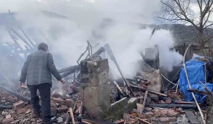 Kastamonu Cide’de Çıkan Ev Yangını İtfaiye Ekipleri Tarafından Söndürüldü