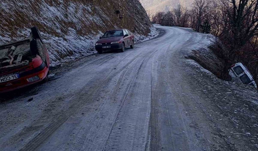 Kastamonu'da Gizli Buzlanma Faciası: İki Araç Aynı Noktada Takla Attı