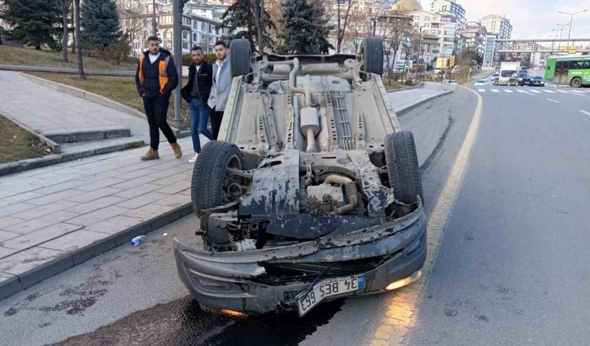 Keçiören’de Kırmızı Işıkta Geçen Servis Aracına Çarpmamak İçin Manevra Yapan Otomobil Takla Attı