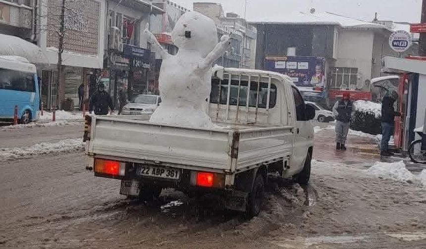 Keşan’da Kamyonetle Kardan Adam Turu: Sosyal Medyada Viral Oldu!