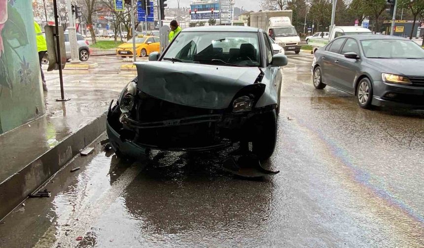 Kocaeli'nde Çarpışan Araçlardan Kopan Parça Yayanın Elini Sıçradı