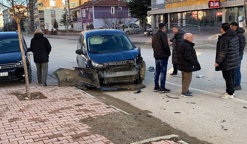 Konya’nın Kulu İlçesinde İki Hafif Ticari Araç Çarpıştı