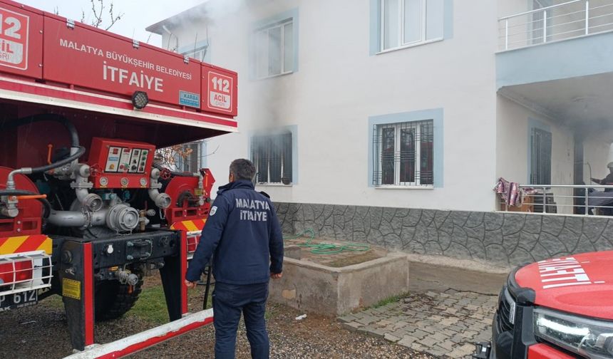 Malatya’da 2 Katlı Evde Yangın, Maddi Hasar Meydana Geldi