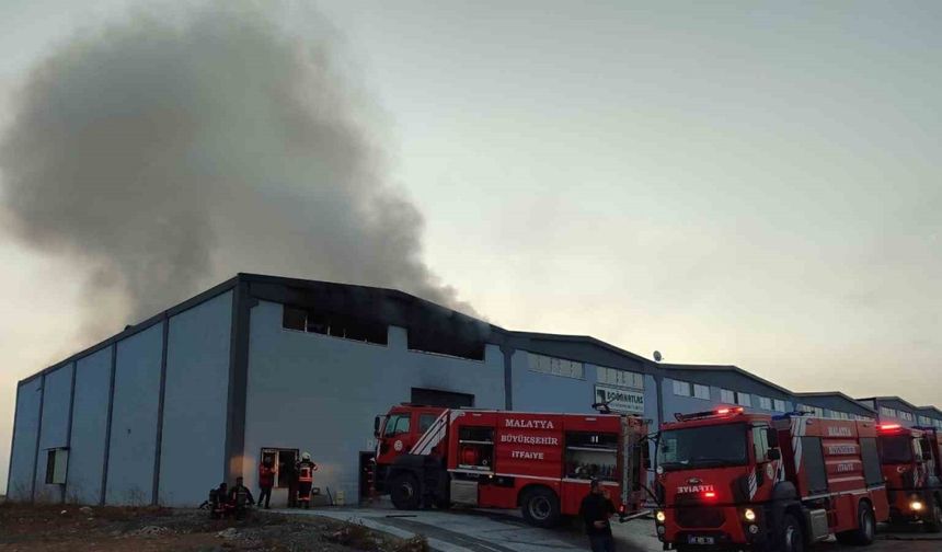 Malatya’da Kağıt Fabrikasında Yangın: Maddi Hasar Meydana Geldi