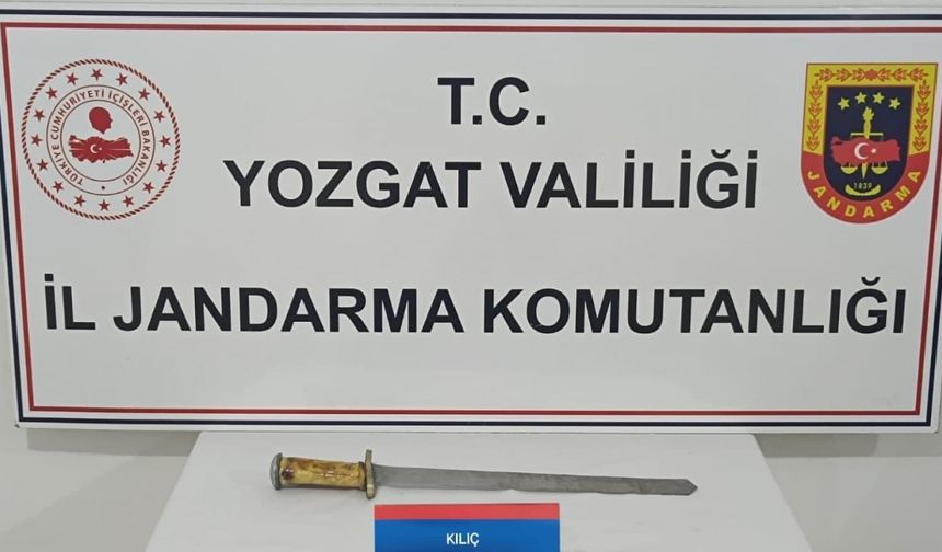 ozgat’ın Yerköy İlçesinde Jandarmadan Şüpheli Araç Operasyonu: Fişek ve Kılıç Ele Geçirildi