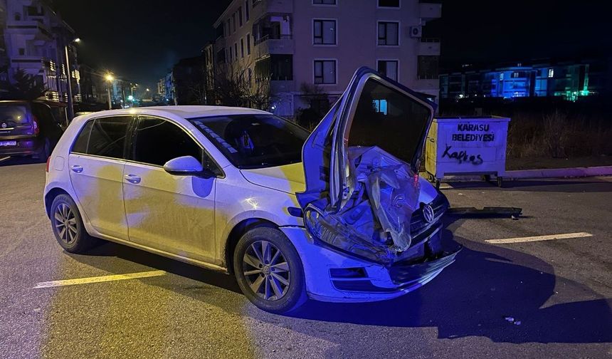 Sakarya Karasu’da Otomobiller Çarpıştı: Bir Yaralı, Otomobil Kapısı Farında Asılı Kaldı