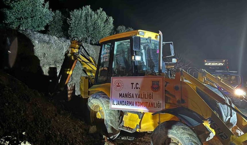 Salihli’de Yılbaşı Gecesi Kaçak Kazı: 4 Kişi Jandarma Tarafından Yakalandı