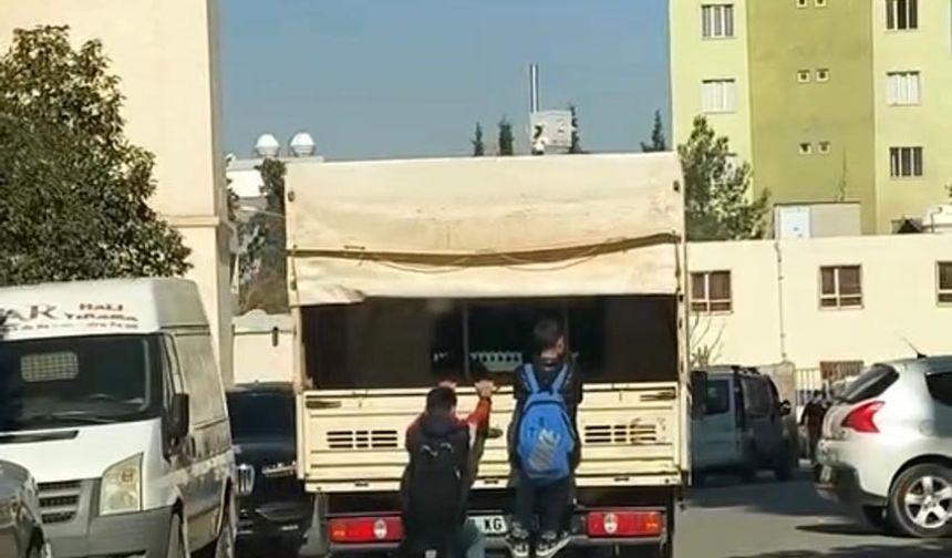 Seyir Halindeki Kamyonetin Arkasına Asılarak Yürekleri Ağızlara Getirdi