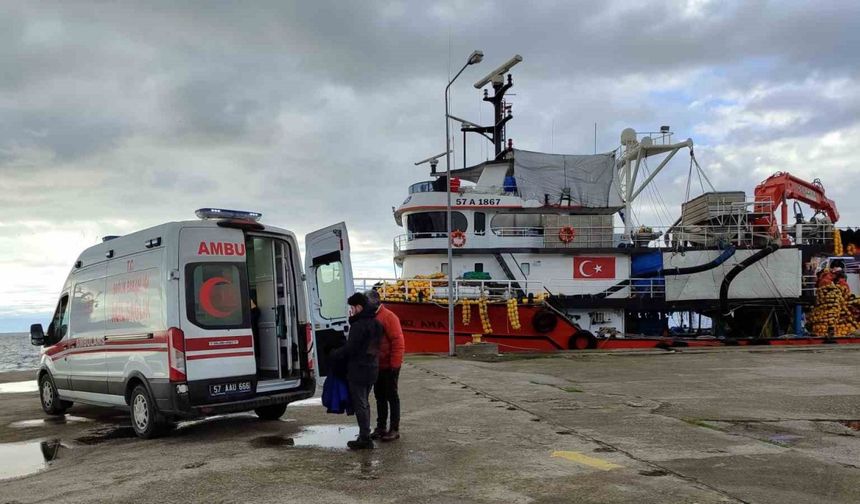 Sinop Açıklarında Balıkçı Gemisinde Düşen İşçi Yaralandı