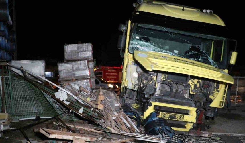 Taşova’da Tır, İnşaat Malzemeleri Satış Mağazasına Daldı: Malzemeler Çevreye Saçıldı