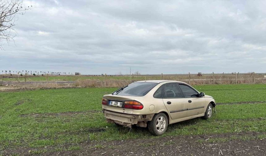 Tekirdağ’da Kontrolden Çıkan Otomobil Tarlaya Uçtu, Sürücü Yaralandı