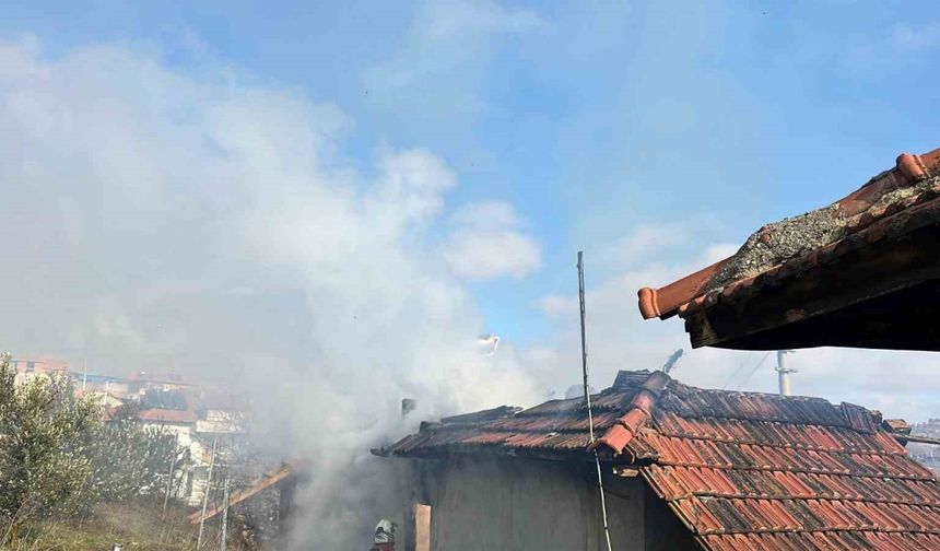 Uşak’ta Müstakil Evde Çıkan Yangın Kullanılamaz Hale Getirdi