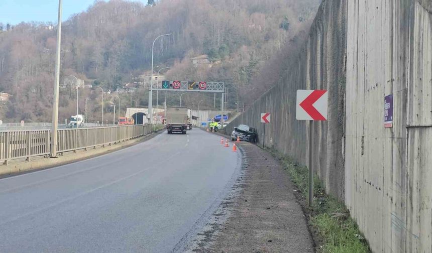 Zonguldak’ta Trafik Kazası: Ters Yönden Gelen Araca Çarpmamak İçin İstinat Duvarına Çarptı