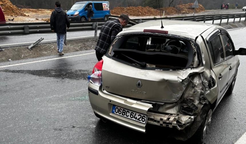 Zonguldak’ta Yağışlı Hava Nedeniyle Otomobil Bariyerlere Çarptı