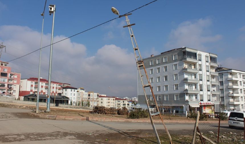 Siirt'te Tehlike Yaratan Eğri Aydınlatma Direği