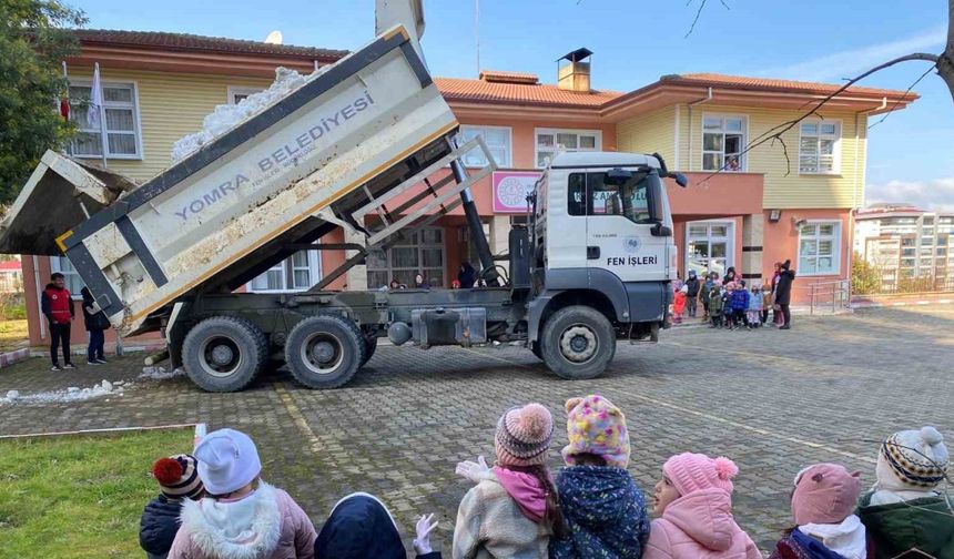 Anaokuluna Kamyonla Kar Sürprizi