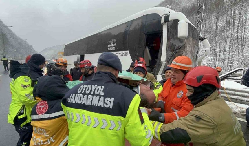 Bolu Dağı Tüneli Mevkiinde Otobüs Tıra Çarptı: 28 Yolcu Var