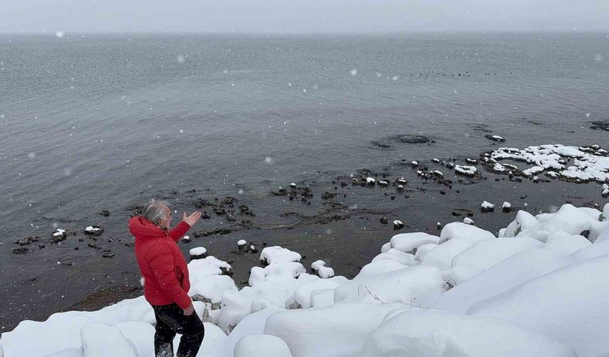 Doğa Fotoğrafçısı Nusret Altan, Van Gölü’nde Yüzerek Çevre Sorunlarına Dikkat Çekti