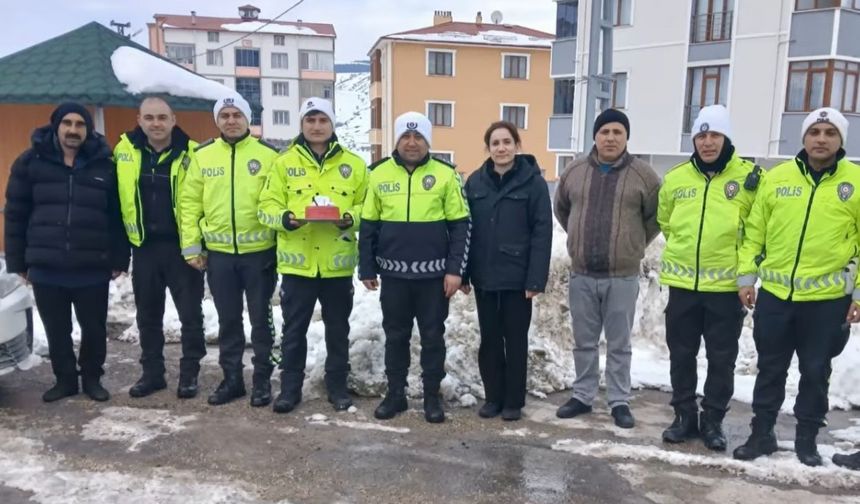 Erzincan’da Polis Ekiplerinden Sürpriz Doğum Günü Kutlaması