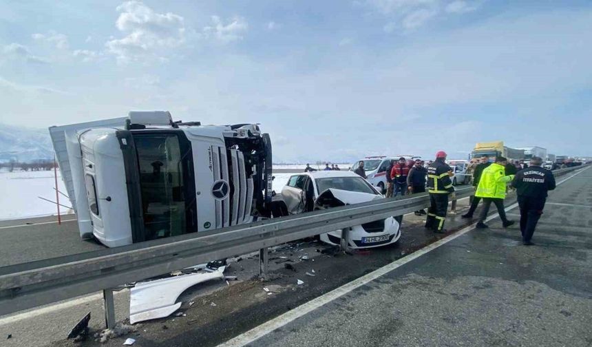 Erzincan'da Trafik Kazası! Tır ile Otomobil Çarpıştı: 3 Yaralı