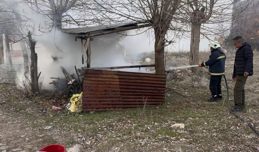 Evlere Sıçramadan Söndürülen Odunluk Yangını Korku Yarattı