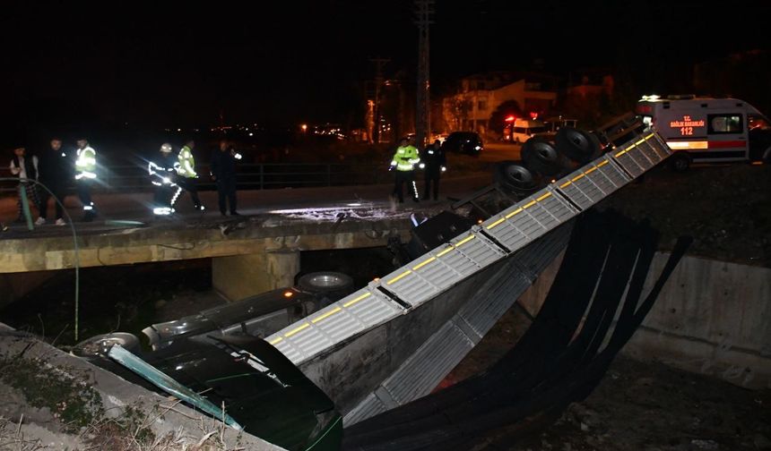 Hatay’da Köprüden Uçan Demir Yüklü Tırın Sürücüsü Kayıplara Karıştı