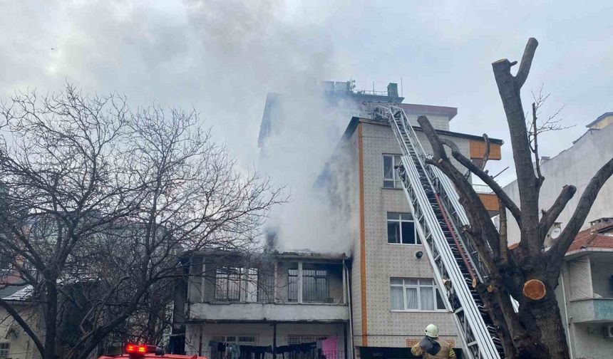 İstanbul Küçükçekmece’de Çıkan Yangın, Yan Binaya Sıçradı