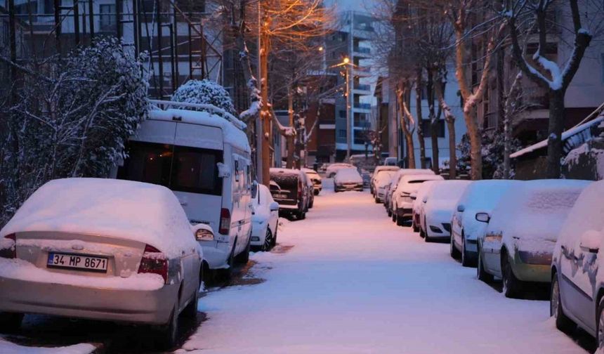 İstanbul'da Kar Yağışı, Sabah Saatlerinde Vatandaşları Zor Durumda Bıraktı