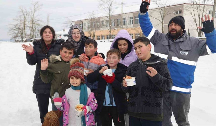 Kar Oyununa Pizza İkramı