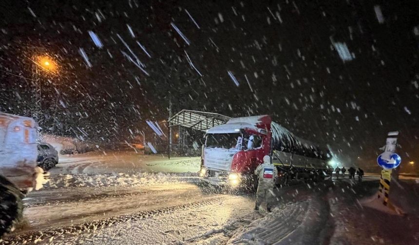 Karda Mahsur Kalan Öğrencilere Jandarma Şefkati