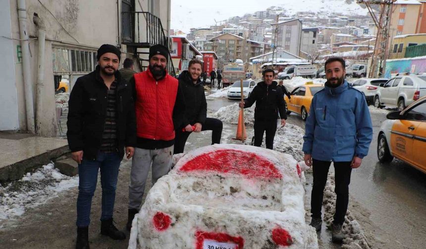 Karla Yaptığı Araba ile Görenleri Şaşırttı